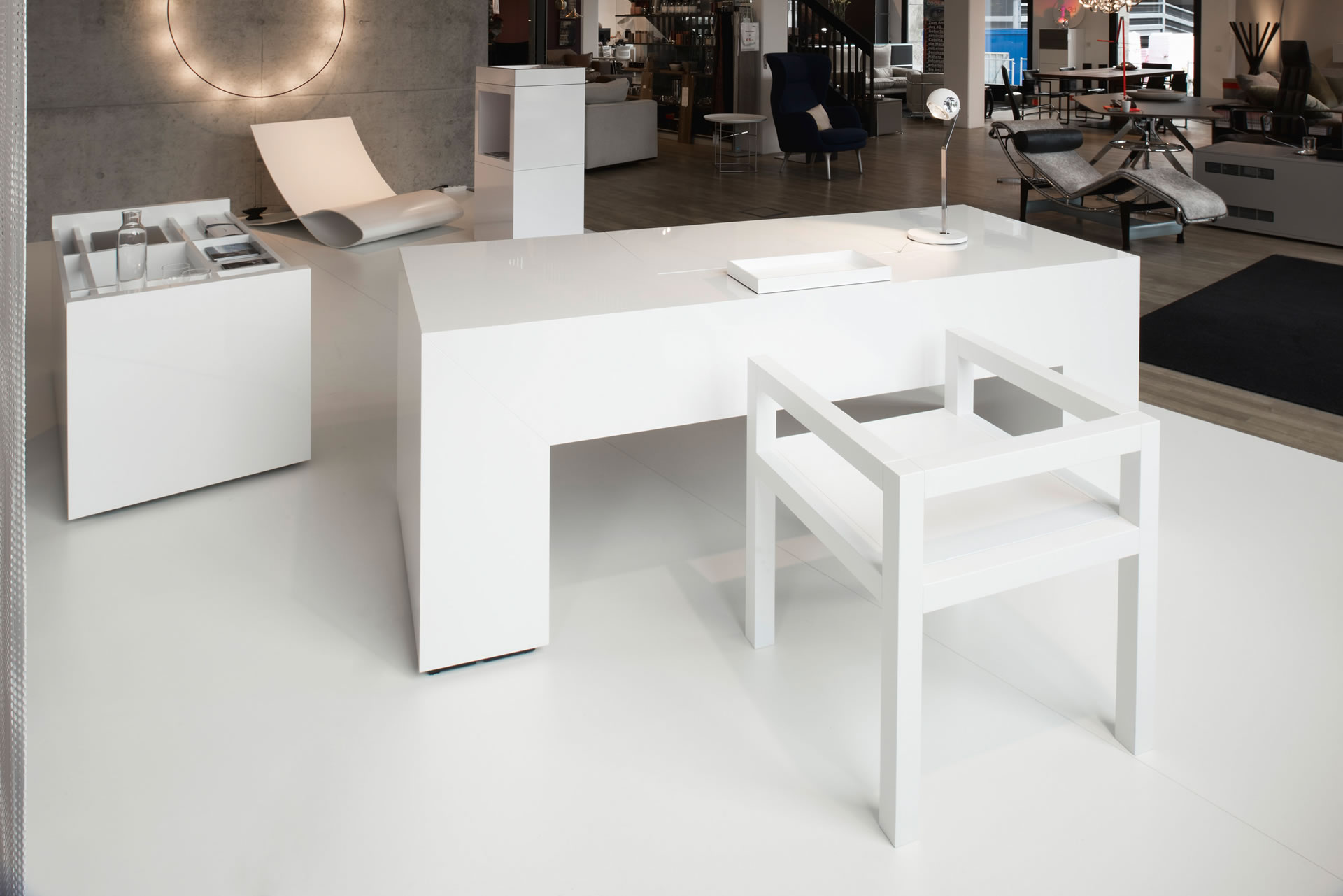 Schreibtisch weiss besucherstuhl hochglanz lack modern container bsk nuernberg designmoebel