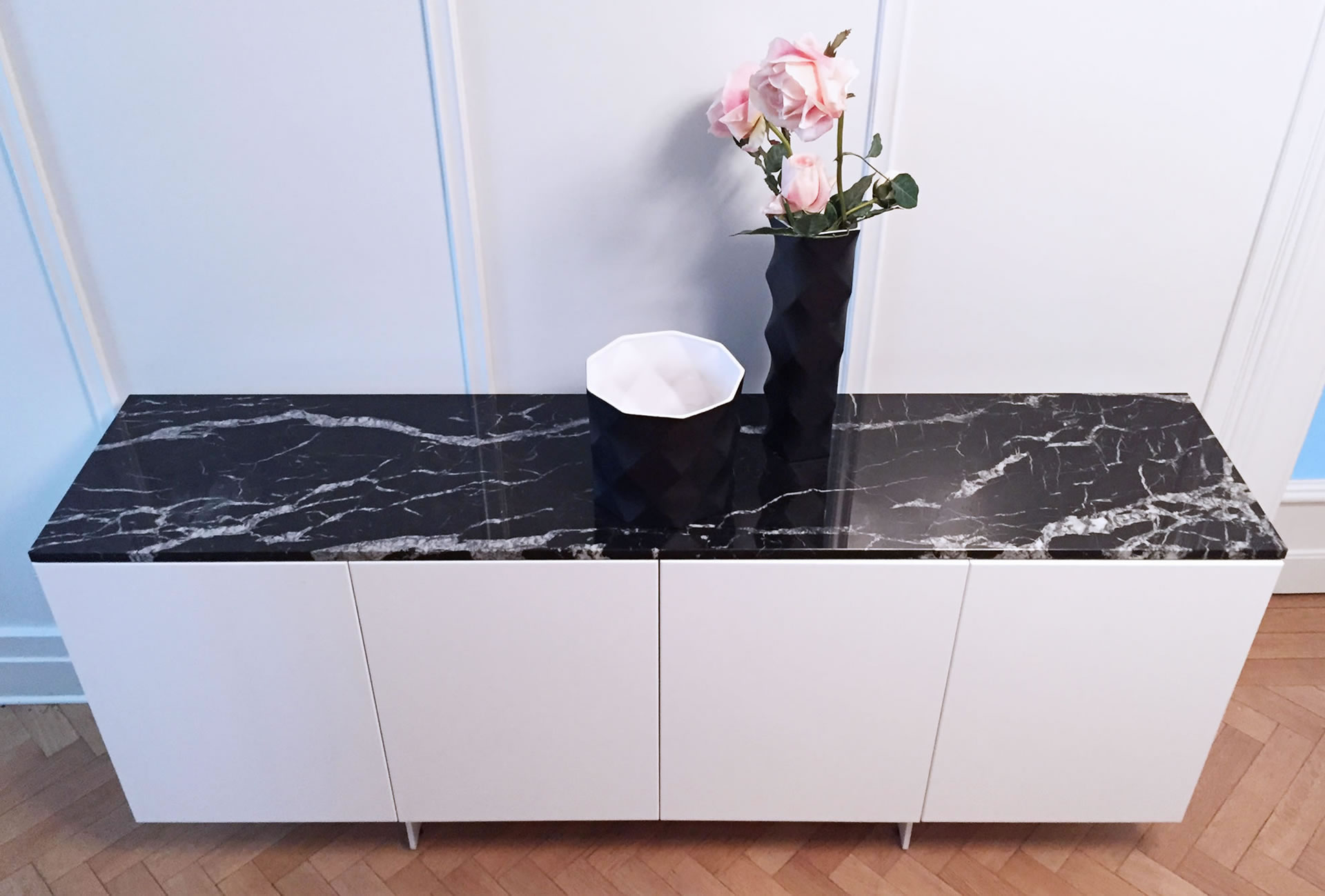 bueromoebel hochglanz weiss lack klavierlack sideboard marmorplatte modern rechteck felix schwake