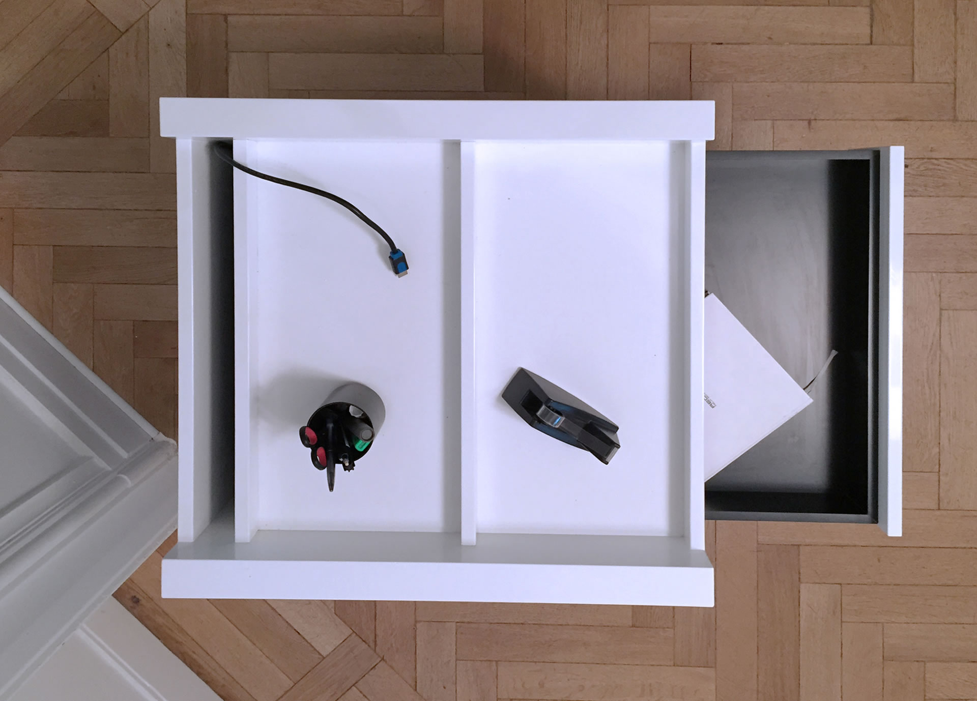 bueromoebel hochglanz weiss rollcontainer kabel kanal durchlacss lack klavierlack modern rechteck felix schwake