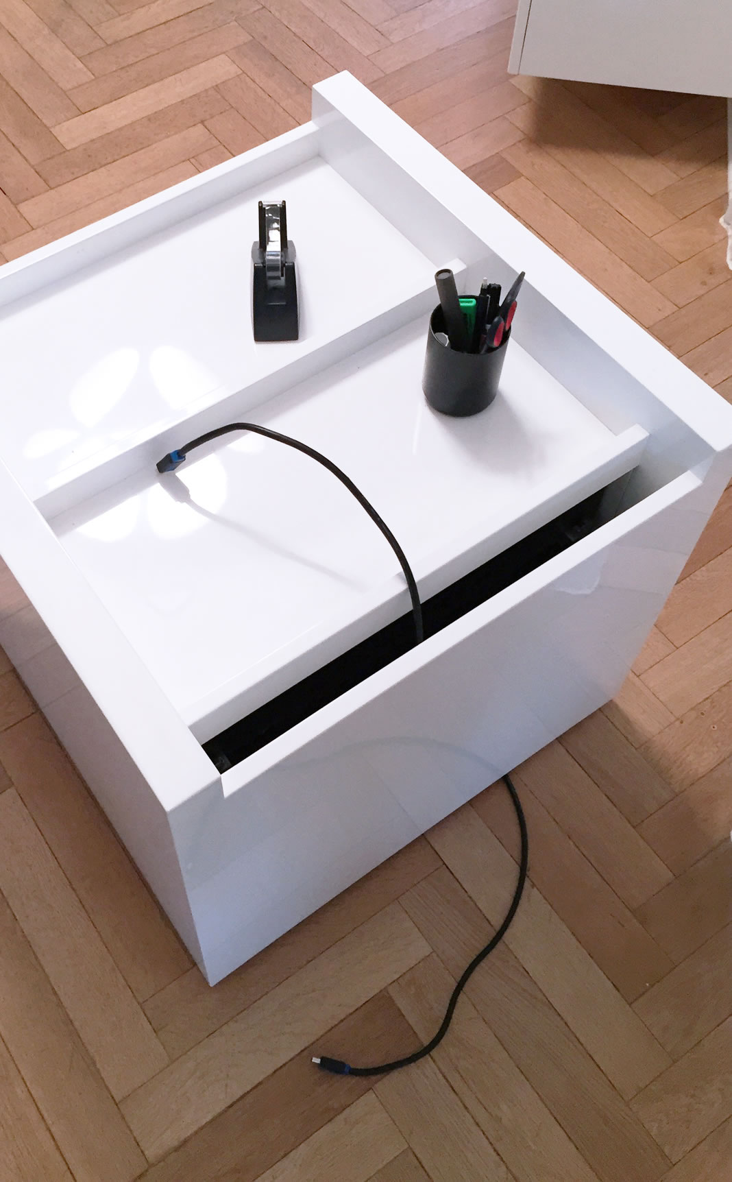 bueromoebel hochglanz weiss rollcontainer kabelkanal lack klavierlack modern rechteck felix schwake