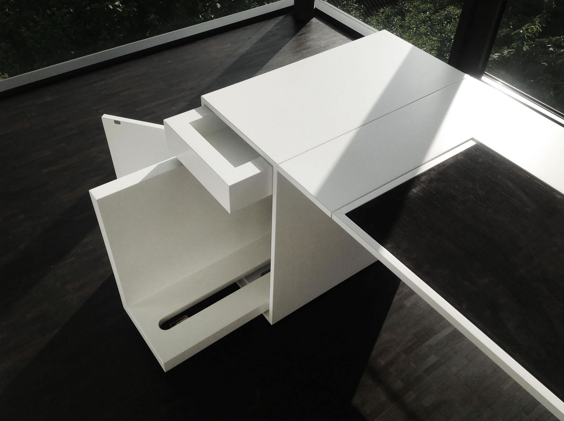 bueromoebel schreibtisch arbeitsplatz lack seidenmatt matt drucker pc auszug kabelkanal modern weiss rechteck felix schwake