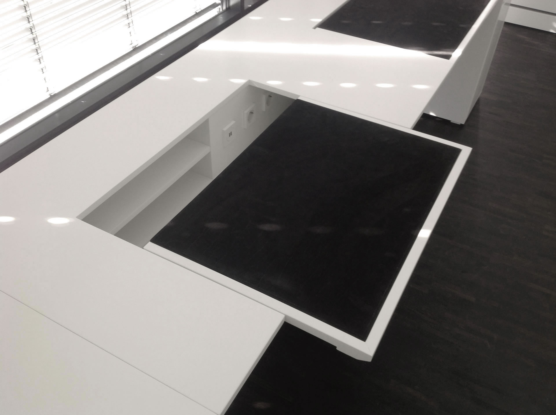 bueromoebel schreibtisch lack seidenmatt matt pc auszug kabelkanal modern weiss rechteck felix schwake