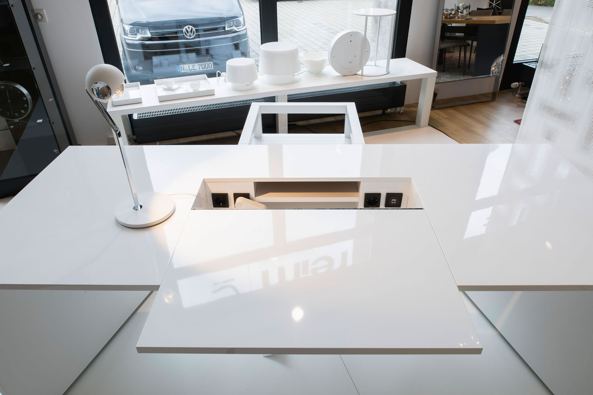 bueromoebel weiss hochglanz schreibtisch kabelkanal kabel lack rechteck felix schwake