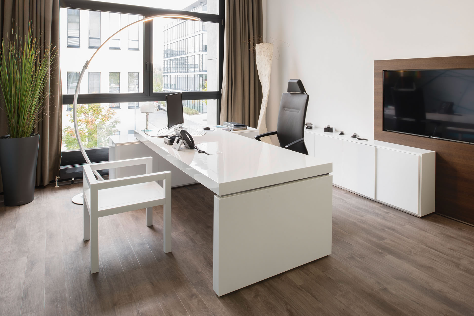 chefzimmer schreibtisch bueromoebel weiss hochglanz lack modern sideboard bsk nuernberg designmoebel