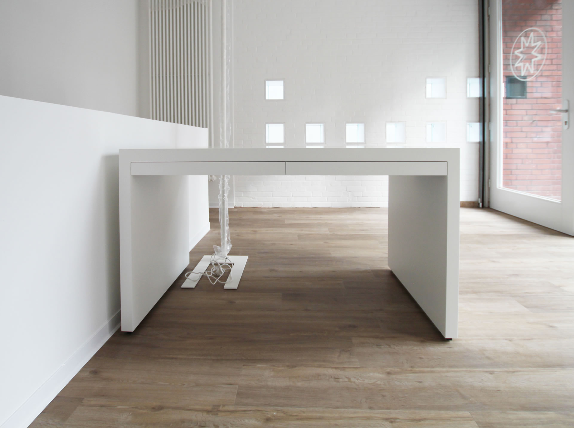 hochwertiger ladenbau wangentisch weiss helle raume matt lack rechteck felix schwake