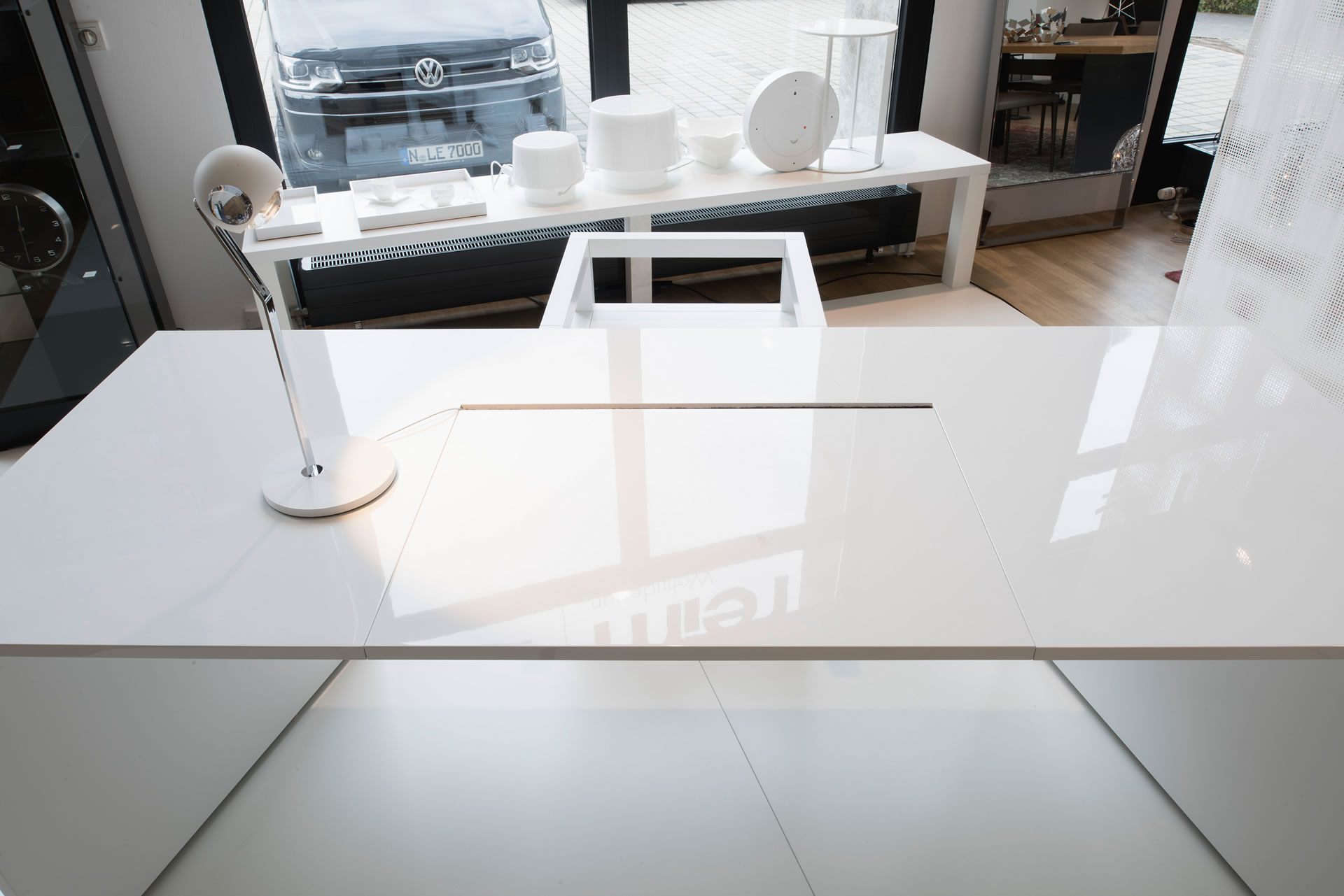 schreibtisch designpreis weiss hochglanz lack modern container bsk nuernberg designmoebel