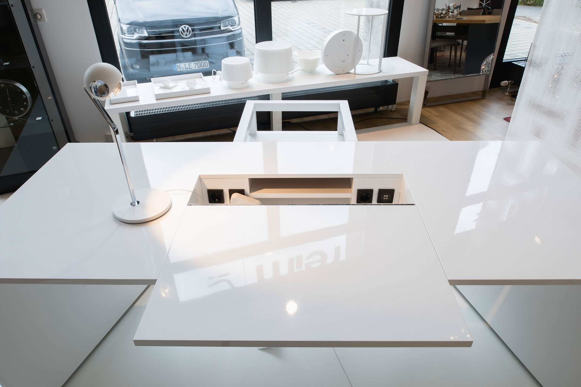 schreibtisch weiss hochglanz lack modern innovativ futuristisch container bsk nuernberg designmoebel