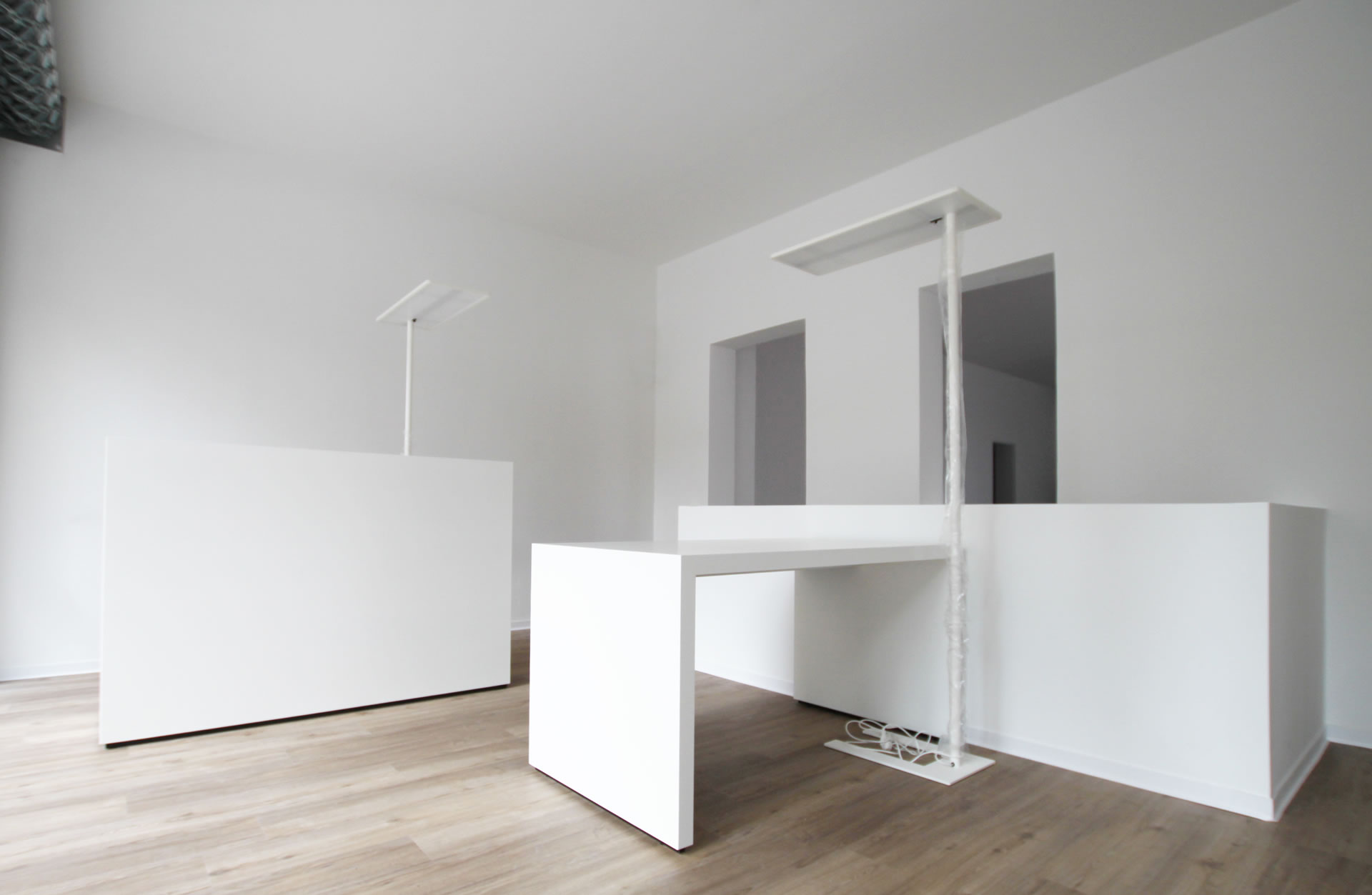 weisse innenarchitektur tisch ladentheke theke minimalist rechteck felix schwake